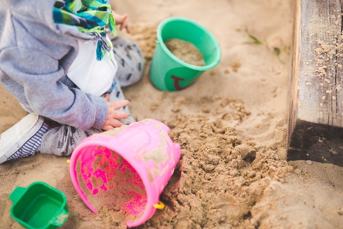 3 tips til at holde børnene underholdt mens de leger i sandkassen